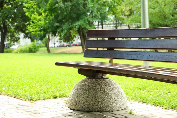 Banco en hermoso parque de verano verde, espacio para el texto — Foto de Stock