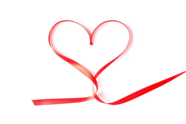 Красная лента сердце изолированы на белом фоне — стоковое фото