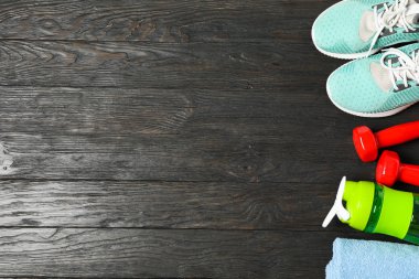 Woode üzerinde sağlıklı yaşam tarzı aksesuarları ile düz yatıyordu kompozisyon