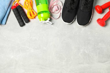 Gri üzerinde sağlıklı yaşam tarzı aksesuarları ile düz yatıyordu kompozisyon 