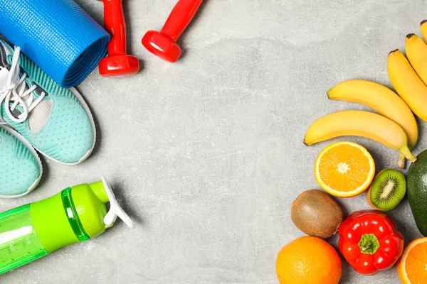 Composizione flat lay con accessori stile di vita sano su grigio — Foto Stock