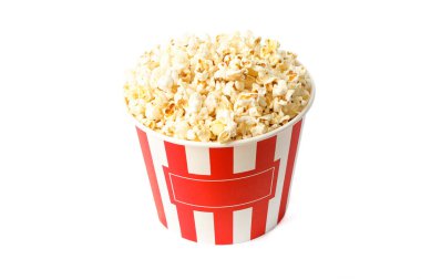 Beyaz arka plan üzerinde izole patlamış mısır ile Çizgili kova