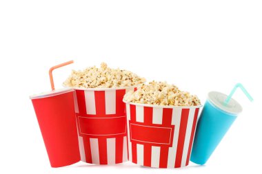 Patlamış mısır kovaları ve beyaz arka plan üzerinde izole kağıt bardak