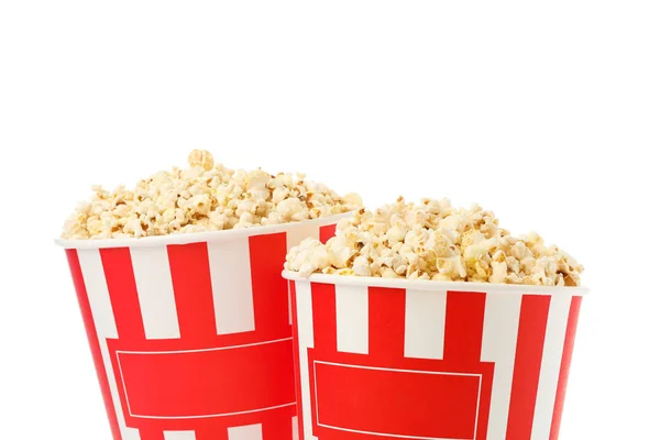 Randiga skopor med popcorn isolerad på vit bakgrund — Stockfoto