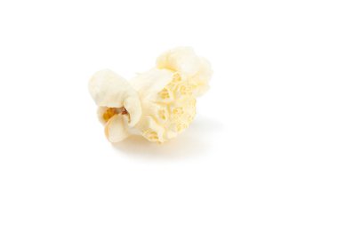 Beyaz arka planda izole edilmiş patlamış mısır parçası, yakından