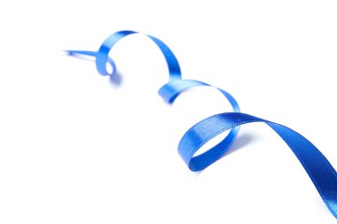 Mavi şerit beyaz arka plan üzerinde izole. Hediye konsepti