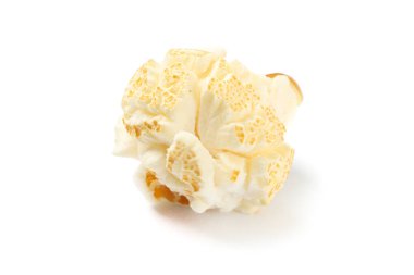 Beyaz arka planda izole edilmiş patlamış mısır parçası, yakından