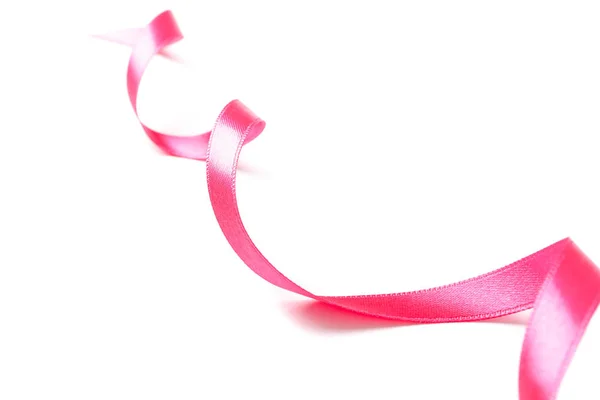 Розовая лента изолирована на белом фоне. Концепция подарков — стоковое фото