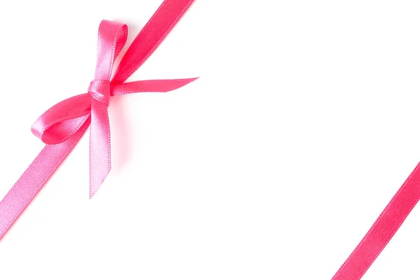 Ροζ κορδέλες με τόξο απομονώνονται σε λευκό φόντο. Ιδέα δώρου — Φωτογραφία Αρχείου
