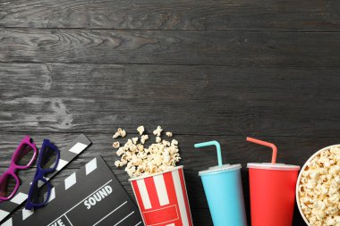 Düz yatıyordu. Patlamış mısır, clapperboard, 3d gözlük ve dri ile Kova