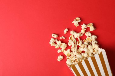 Renkli backg çizgili kutu ve patlamış mısır ile Düz yatıyordu kompozisyon