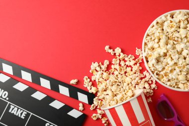 Düz yatıyordu. Patlamış mısır, 3d gözlük ve clapperboard ile Kovalar r
