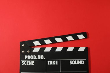 Kırmızı arka planda siyah clapperboard, metin için alan