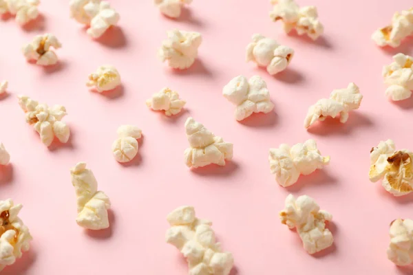 Flache Liegekomposition mit Popcorn auf rosa Hintergrund, Nahaufnahme — Stockfoto