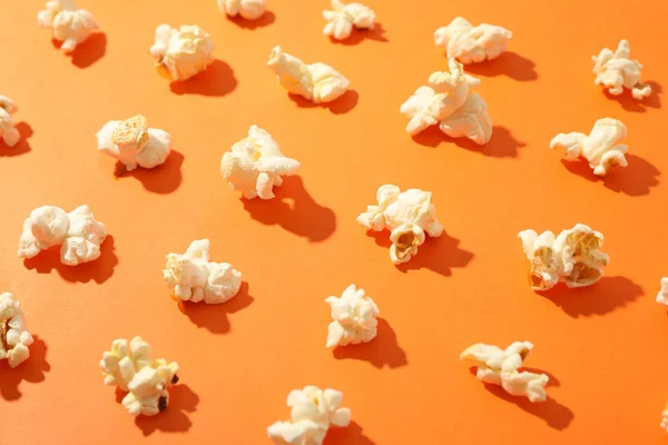 Flache Liegekomposition mit Popcorn auf orangefarbenem Hintergrund, Nahaufnahme — Stockfoto