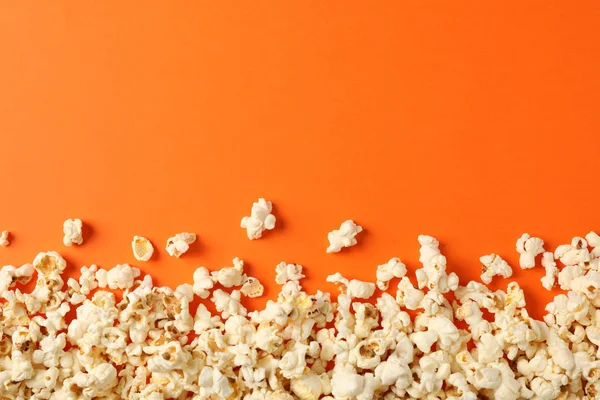 Flache Liegekomposition mit Popcorn auf orangefarbenem Hintergrund, Copy Spa — Stockfoto
