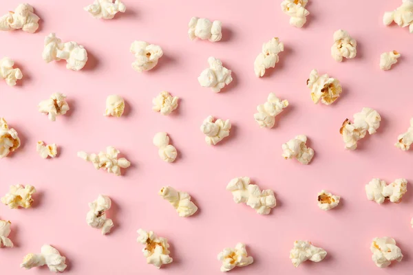 Flache Liegekomposition mit Popcorn auf rosa Hintergrund, Nahaufnahme — Stockfoto