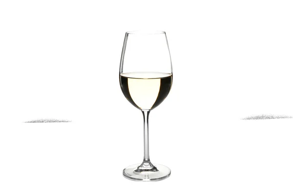 Glas met witte wijn geïsoleerd op witte achtergrond — Stockfoto