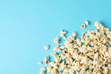 Mavi arka plan üzerinde patlamış mısır ile Düz yatıyordu kompozisyon, kopyalama alanı