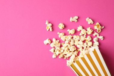 Renkli backg çizgili kutu ve patlamış mısır ile Düz yatıyordu kompozisyon