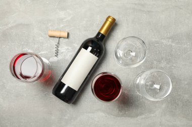 Şişe ve şarap bardakları ile düz yatıyordu kompozisyon, tirbuşon 