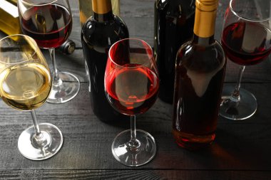 Ahşap üzerinde farklı şarap şişe ve bardak ile Kompozisyon