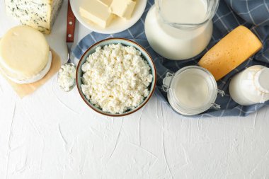 Düz yatıyordu. Beyaz arka planda farklı süt ürünleri, kopya spa