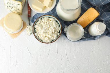 Düz yatıyordu. Beyaz arka planda farklı süt ürünleri, kopya spa