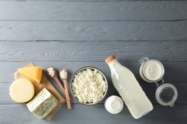 Düz yatıyordu. Gri ahşap arka planda farklı süt ürünleri, co