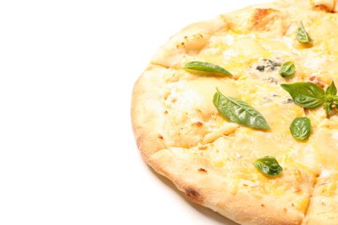 Beyaz arka planda izole fesleğenli peynirli pizza, yakından