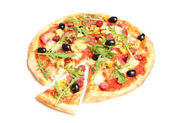 Beyaz arka plan üzerinde izole arugula ile Et pizza