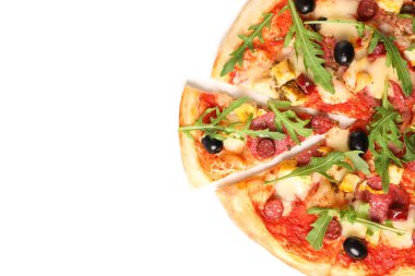 Beyaz arka plan üzerinde izole arugula ile Et pizza, üst görünümü