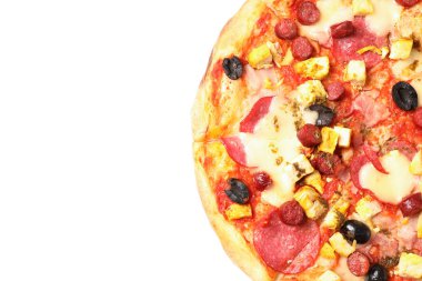 Beyaz arka planda izole sosis, et, peynir ve zeytin ile Pizza