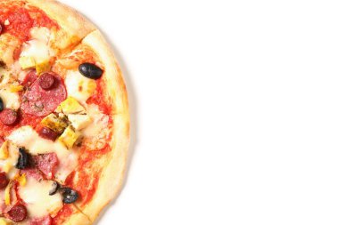Beyaz arka planda izole sosis, et, peynir ve zeytin ile Pizza