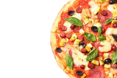 Beyaz arka planda izole sosis, et, peynir, fesleğen ve zeytin ile Pizza