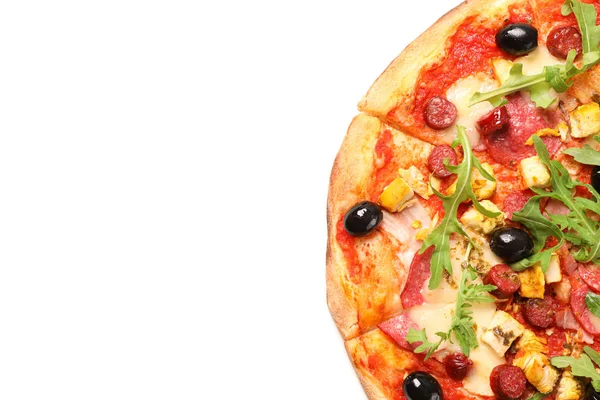 Beyaz arka plan üzerinde izole arugula ile Et pizza, üst görünümü