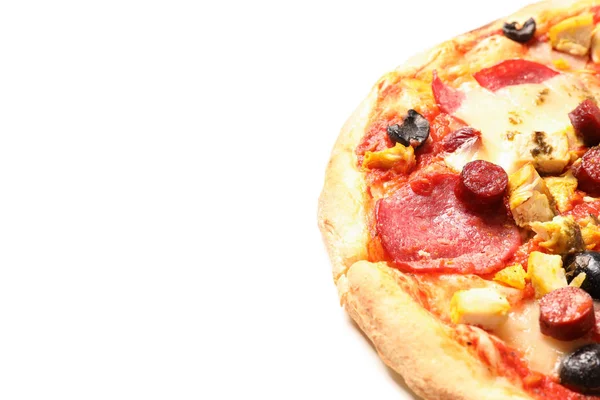 Beyaz arka planda izole sosis, et, peynir ve zeytin ile Pizza