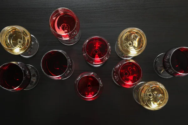 Flach lag. Gläser mit verschiedenen Weinen auf dunklem Hintergrund, Kopierraum — Stockfoto