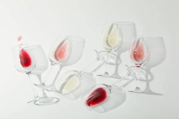 Flache Lagekomposition. Gläser mit verschiedenen Weinen auf weißem Hintergrund — Stockfoto