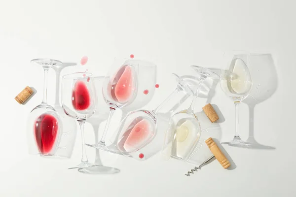 Flache Lagekomposition. Korkenzieher, Gläser mit verschiedenen Weinen auf weißem Hintergrund — Stockfoto