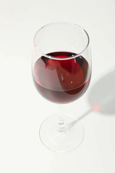 Glas med rött vin på vit bakgrund, kopiera utrymme — Stockfoto