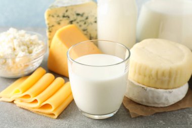 Mavi arka plana karşı gri masaüzerinde süt ürünleri, metin alanı