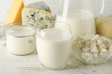 Beyaz ahşap arka planda farklı süt ürünleri, yakın