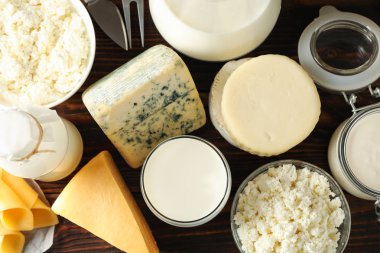Ahşap arka planda farklı süt ürünleri, üst görünüm