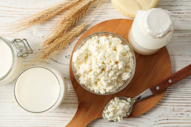 Buğday Spikelets, süt ürünleri ve beyaz ahşap arka plan üzerinde kurulu, üst görünümü