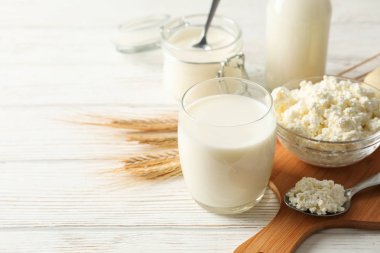 Buğday Spikelets, süt ürünleri ve beyaz ahşap arka plan üzerinde kurulu, kopya alanı