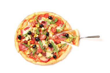 Pizza kürek ve lezzetli pizza beyaz arka plan izole