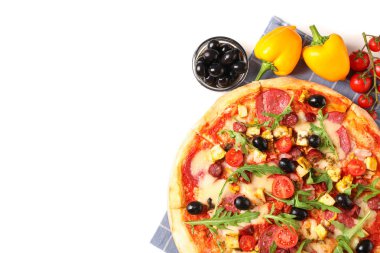 Lezzetli pizza, malzemeler ve havlu beyaz arka plan izole