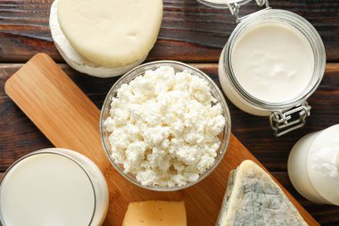 Taze süt ürünleri ve ahşap arka plan üzerinde kesme tahtası, üst