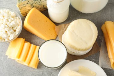 Gri arka planda farklı süt ürünleri, üst görünüm